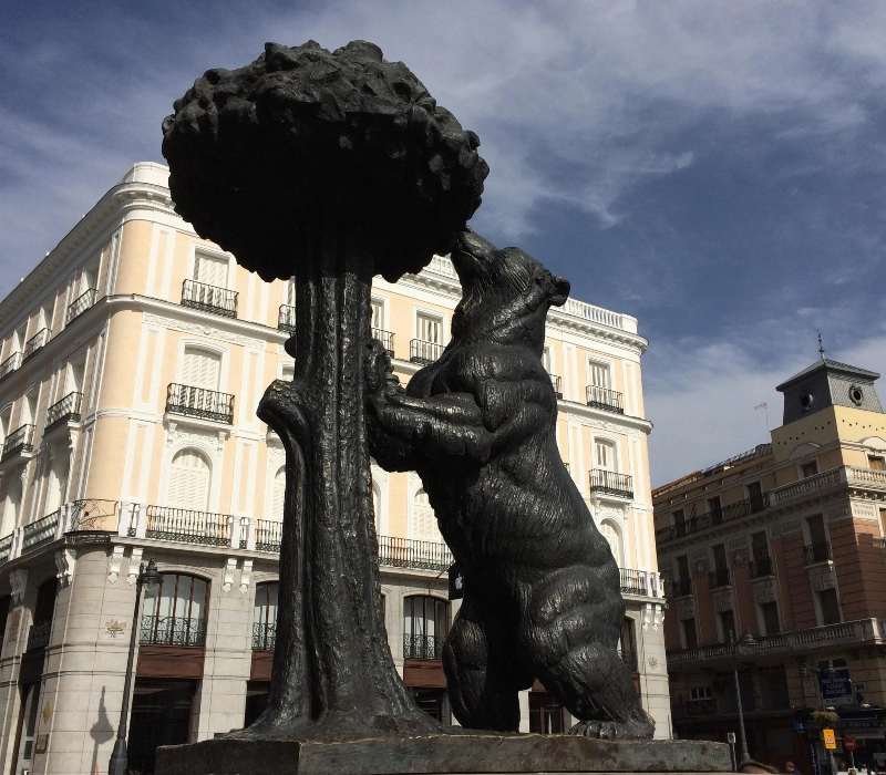 Estatua oso y madroño