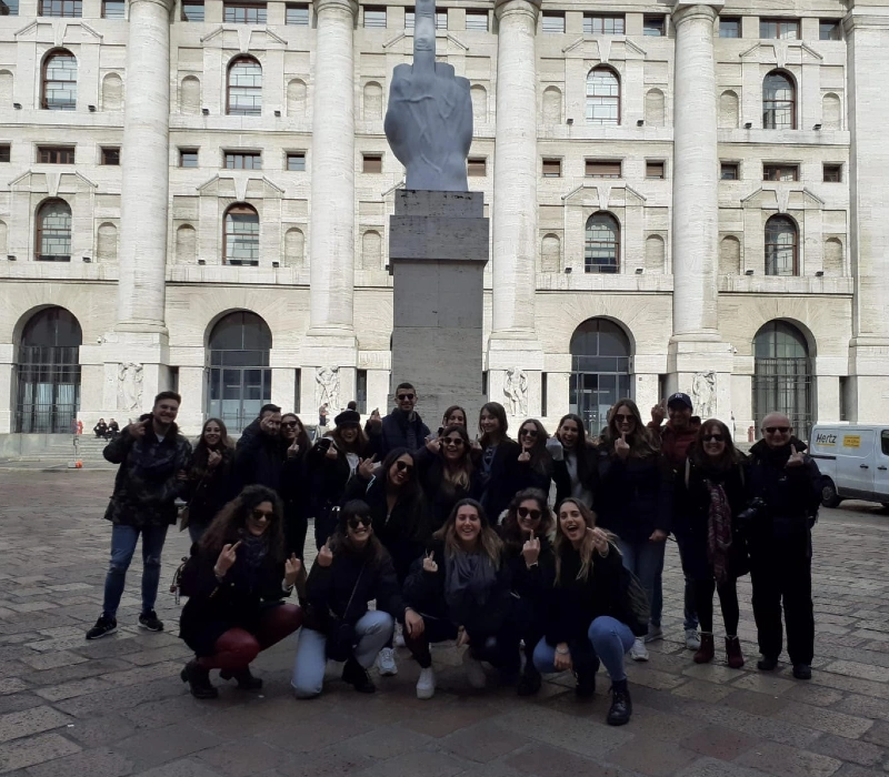 Free tour Milan en la estatua del dedo
