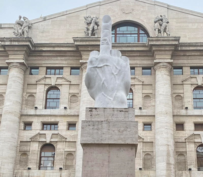Plaza estatua del dedo